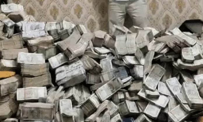 ED Seized huge money in Jharkhand Minister PS house