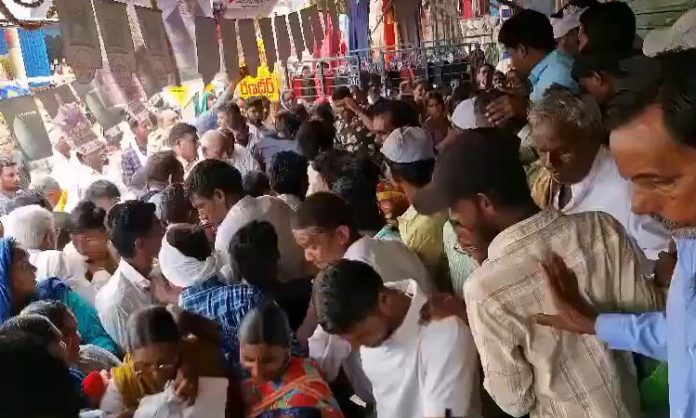 Stampede for cotton seeds