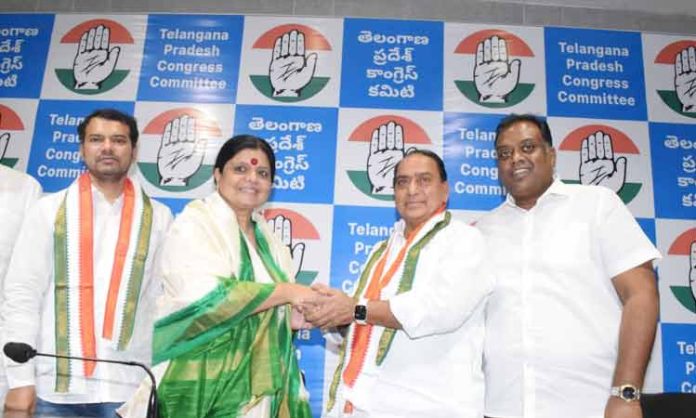 Former minister Indrakaran Reddy joins Congress