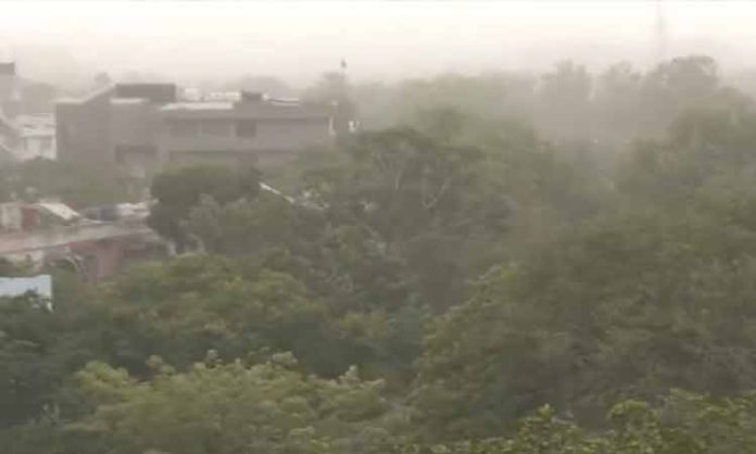 Duststorm sweeps Delhi-NCR after scorching heat