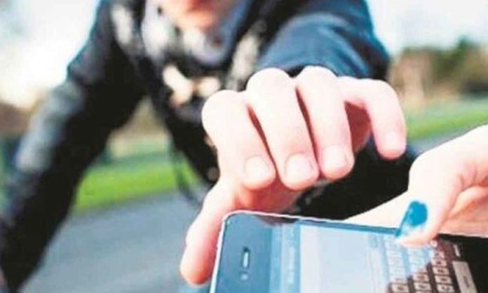 Cell phone snatching gang caught in Chilakalaguda