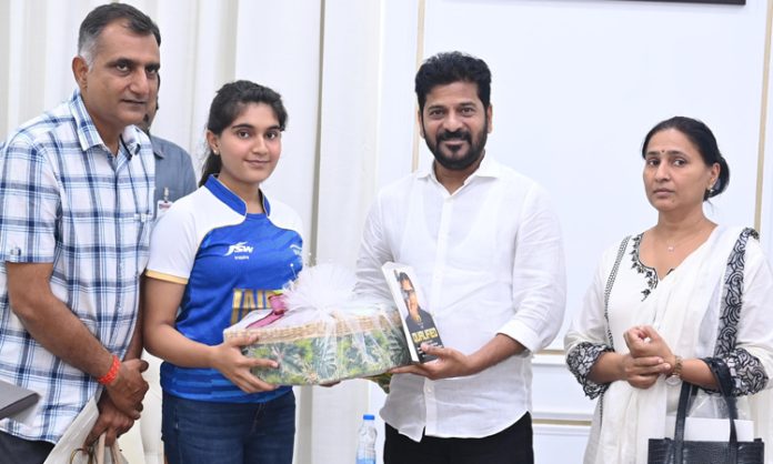 Shooter Isha Singh meet with CM Revanth Reddy