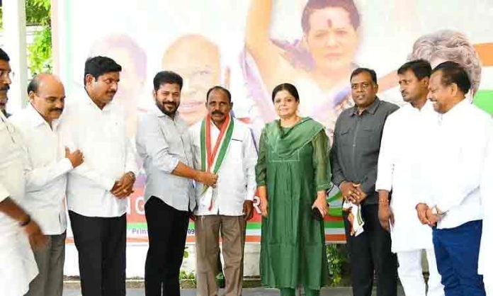 Kale Yadaiah joins congress