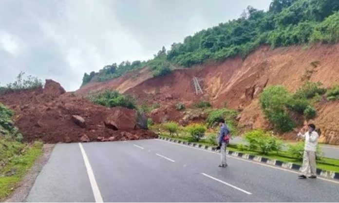 Seven people died after landslides collapsed in Karnataka