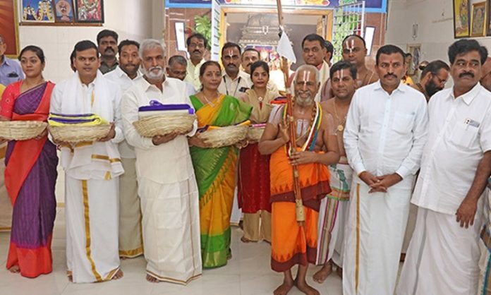 Offering silks from Srirangam to Tirumala Srivaru