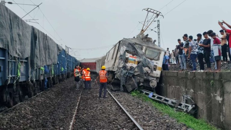 పట్టాలు తప్పిన హౌరా-సీఎస్‌ఎంటీ ఎక్స్‌ప్రెస్‌..ఇద్దరు మృతి, 150మందికి గాయాలు