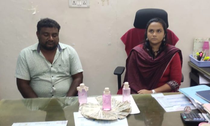 ACB officials caught Spurthi Reddy with bribe