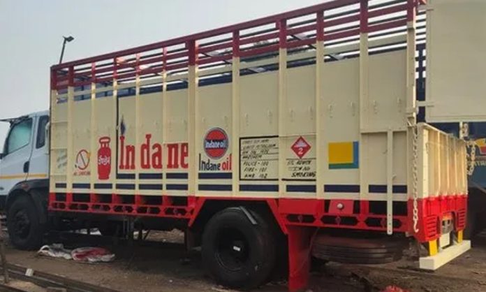 Gas cylinder lorry hits scooty in Nacharam