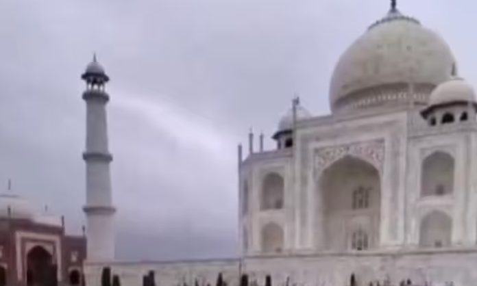 Water leakage in main dome of Taj Mahal