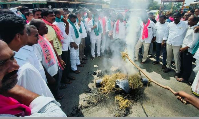 BRS Leaders protest against Tummala Nageswara Rao comments on Rythu bharosa