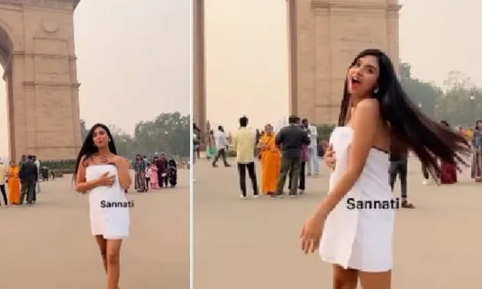 model danced wearing a towel in front of India Gate