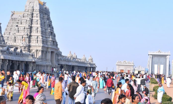 More devotees in Yadagirigutta