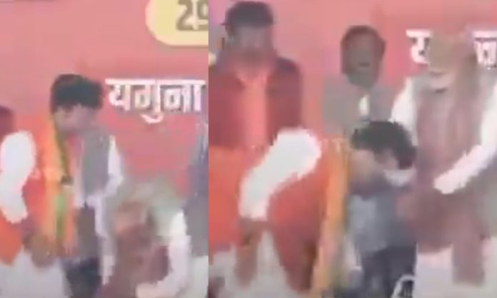 Modi touch MLA leg