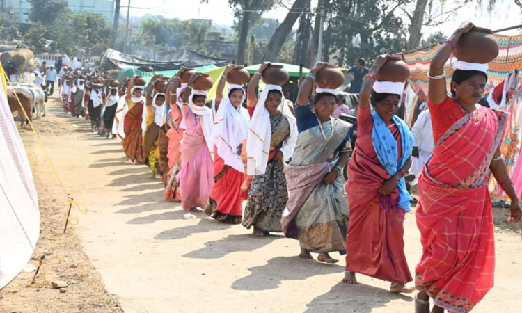 నాగోబాకు ’సిరి’ కుండల నేవైద్యం