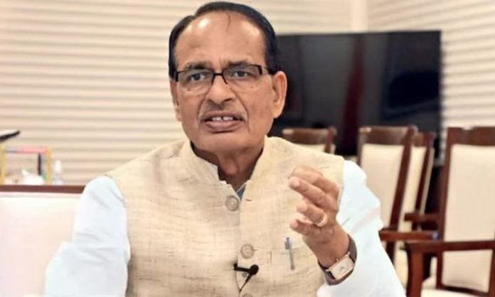 Shivraj Chouhan travels in broken seat