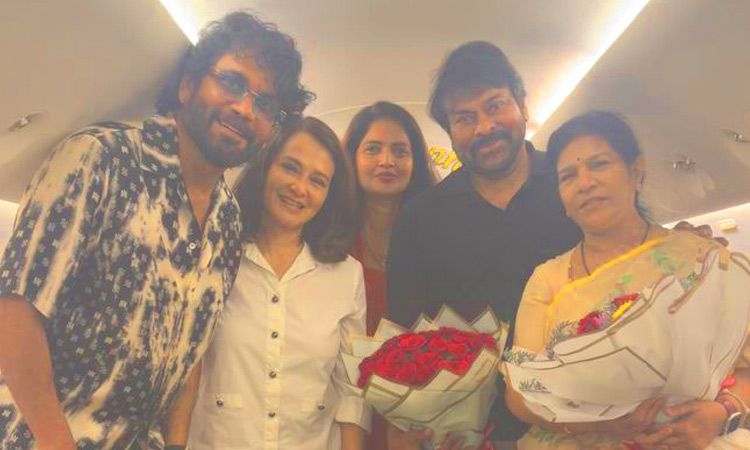 Chiranjeevi wedding anniversary celebration in airplane