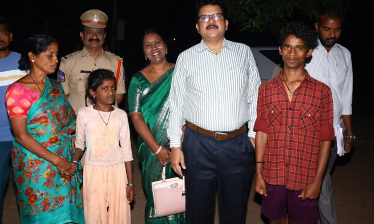 Collector Hanumantha Rao meet student