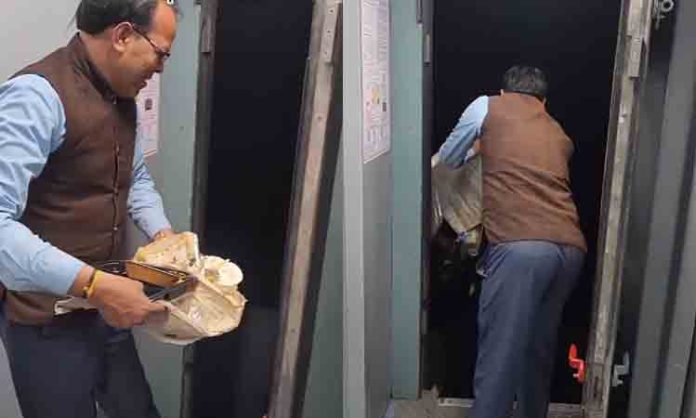 Indian Railways Employee Throws Garbage From Running Train