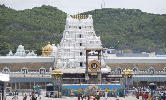 TTD Allows Pilgrims With Recommendation Of Telangana Leaders