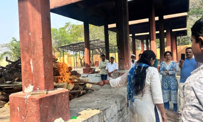 Young daughter performed father's funeral